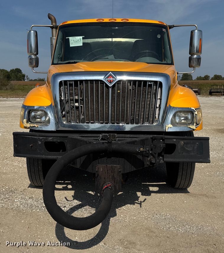 image for item DO2313 2007 International 7400 oil distributor truck