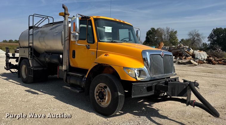image for item DO2313 2007 International 7400 oil distributor truck