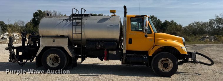 image for item DO2313 2007 International 7400 oil distributor truck