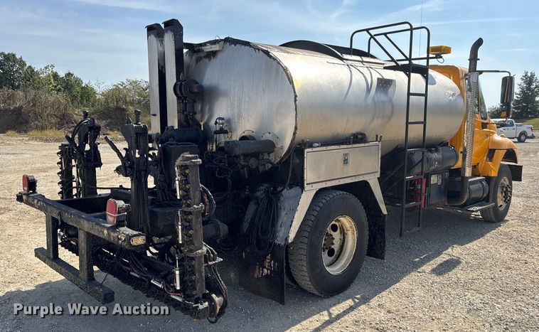 image for item DO2313 2007 International 7400 oil distributor truck