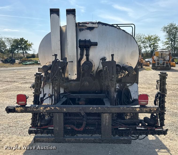 image for item DO2313 2007 International 7400 oil distributor truck