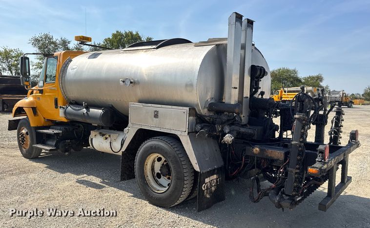 image for item DO2313 2007 International 7400 oil distributor truck