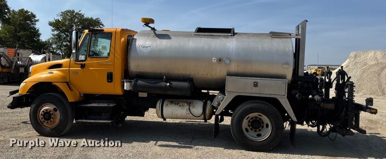 image for item DO2313 2007 International 7400 oil distributor truck