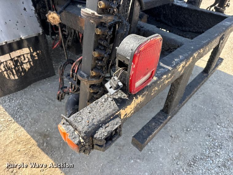 image for item DO2313 2007 International 7400 oil distributor truck