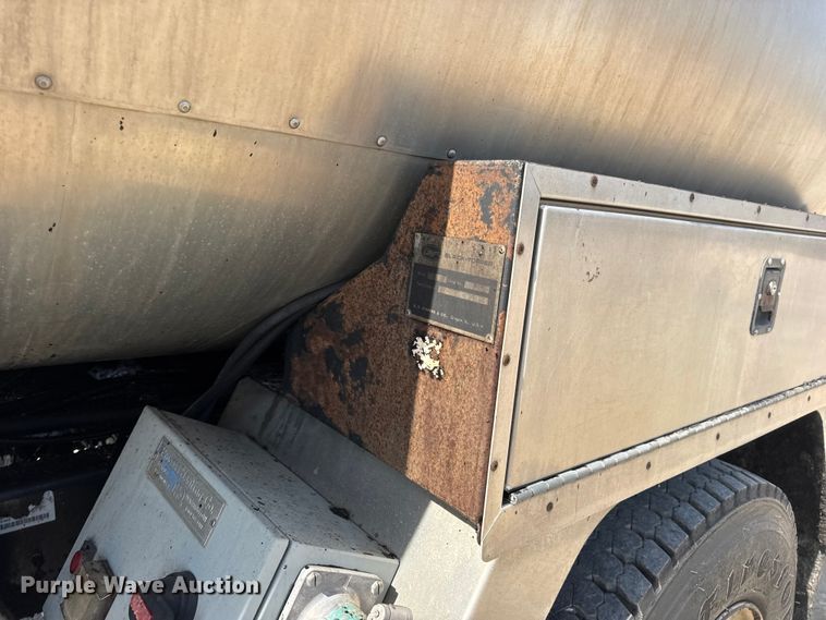 image for item DO2313 2007 International 7400 oil distributor truck