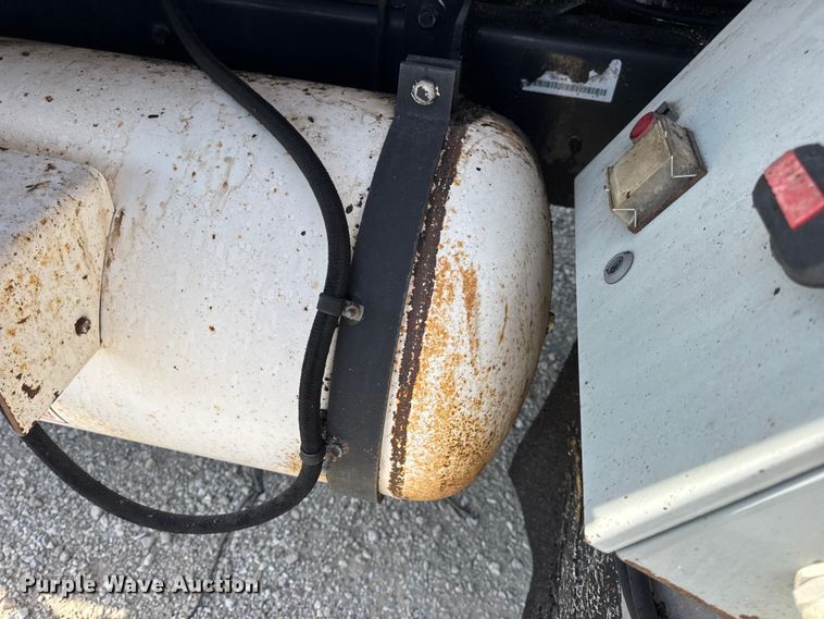 image for item DO2313 2007 International 7400 oil distributor truck