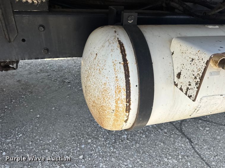 image for item DO2313 2007 International 7400 oil distributor truck