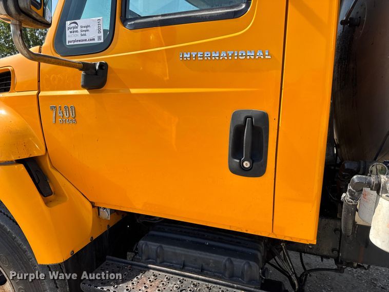 image for item DO2313 2007 International 7400 oil distributor truck