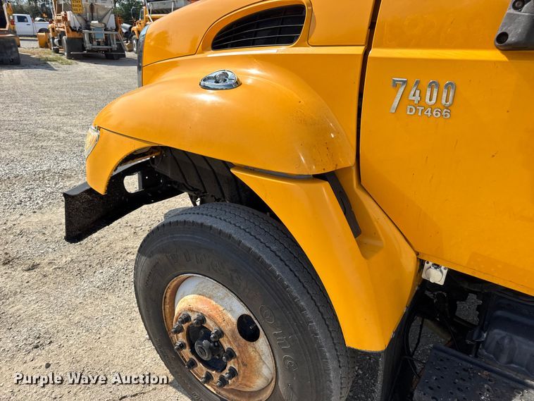 image for item DO2313 2007 International 7400 oil distributor truck