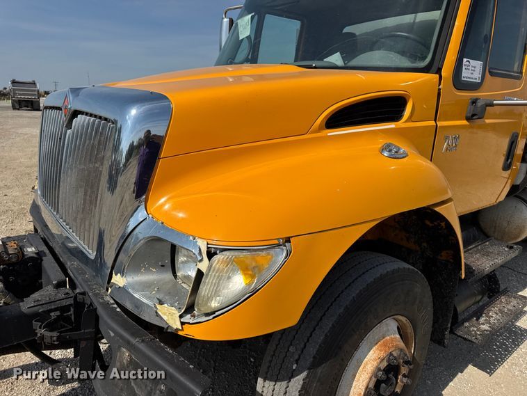 image for item DO2313 2007 International 7400 oil distributor truck