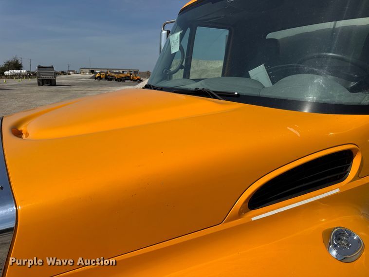 image for item DO2313 2007 International 7400 oil distributor truck