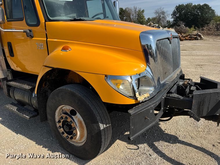 image for item DO2313 2007 International 7400 oil distributor truck