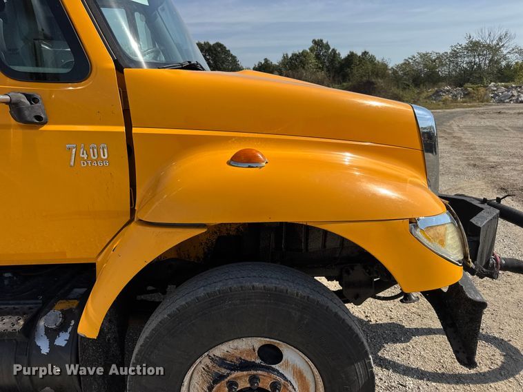 image for item DO2313 2007 International 7400 oil distributor truck