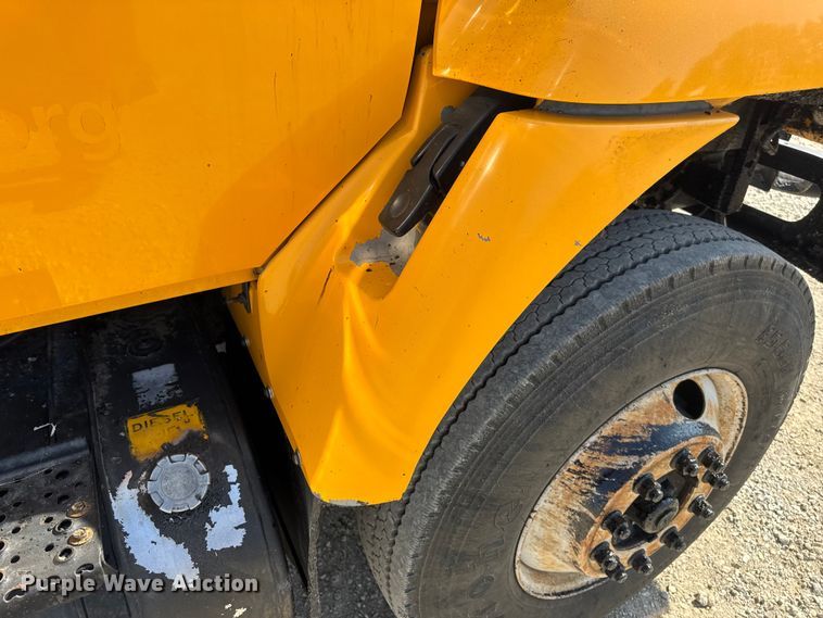 image for item DO2313 2007 International 7400 oil distributor truck