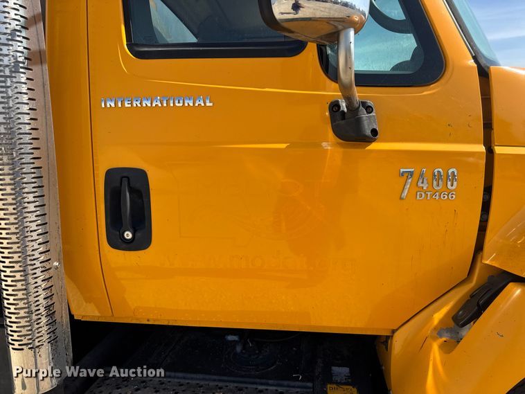 image for item DO2313 2007 International 7400 oil distributor truck