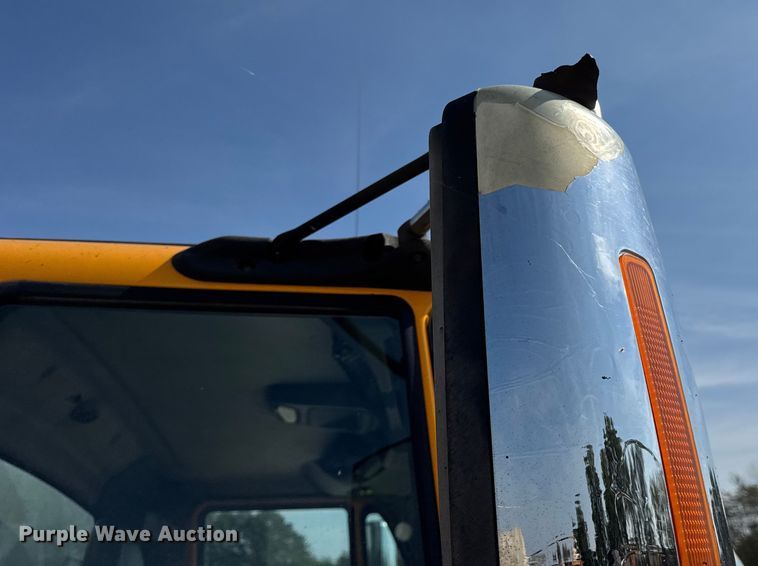 image for item DO2313 2007 International 7400 oil distributor truck