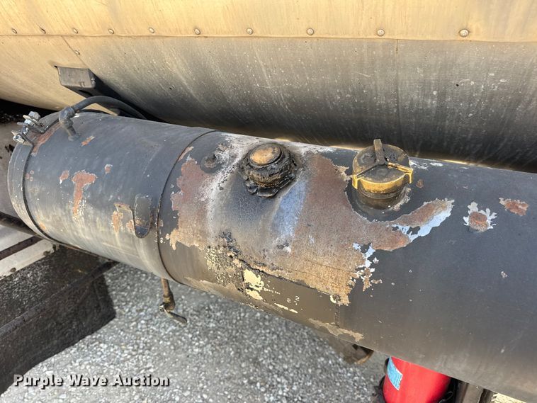 image for item DO2313 2007 International 7400 oil distributor truck