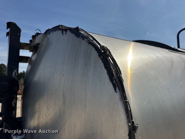 image for item DO2313 2007 International 7400 oil distributor truck