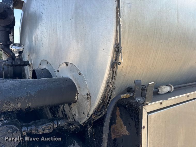 image for item DO2313 2007 International 7400 oil distributor truck