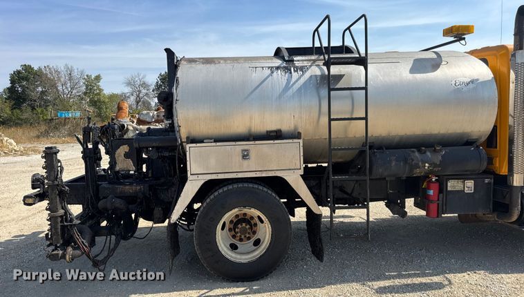 image for item DO2313 2007 International 7400 oil distributor truck