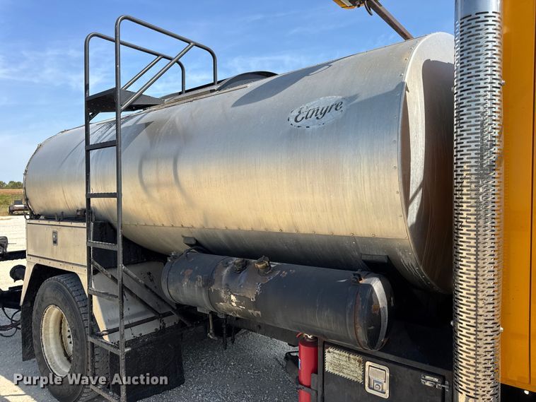 image for item DO2313 2007 International 7400 oil distributor truck