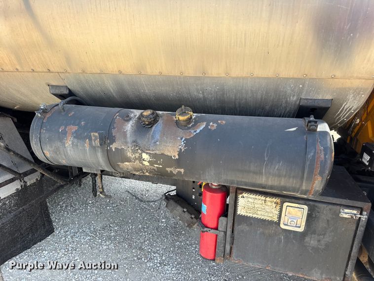 image for item DO2313 2007 International 7400 oil distributor truck