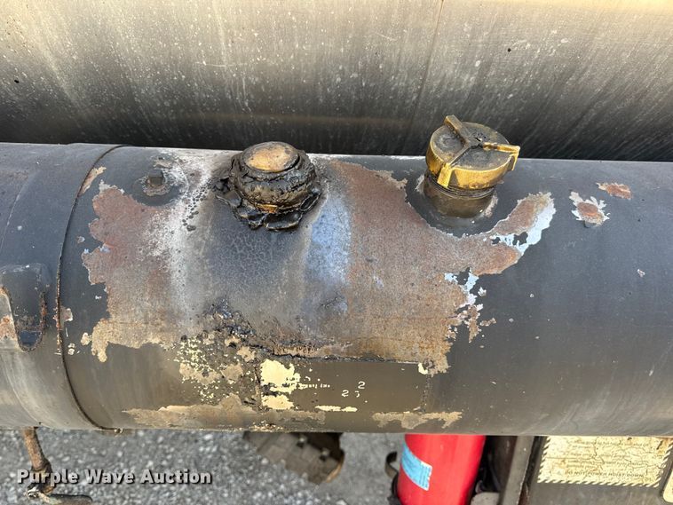 image for item DO2313 2007 International 7400 oil distributor truck