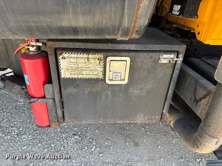 image for item DO2313 2007 International 7400 oil distributor truck