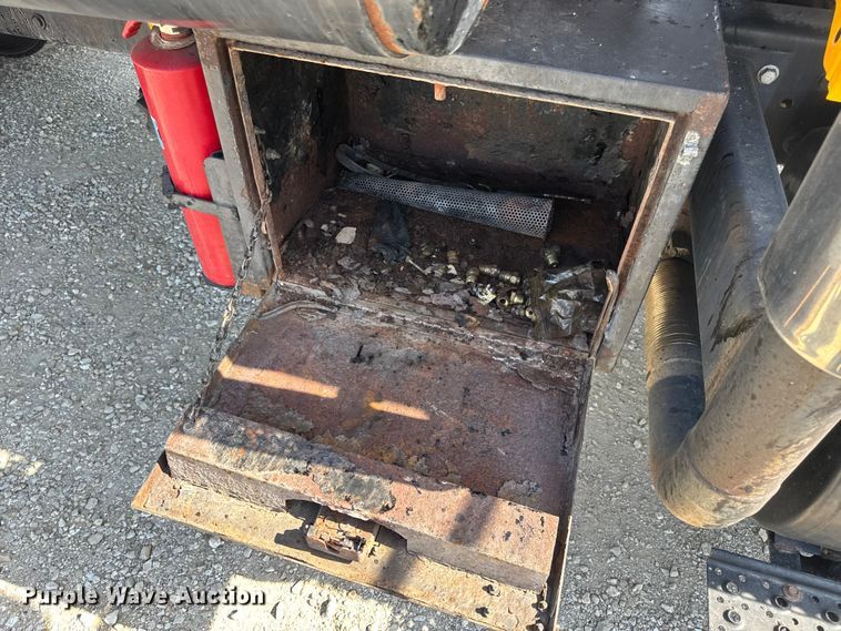 image for item DO2313 2007 International 7400 oil distributor truck