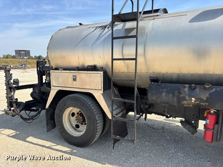 image for item DO2313 2007 International 7400 oil distributor truck