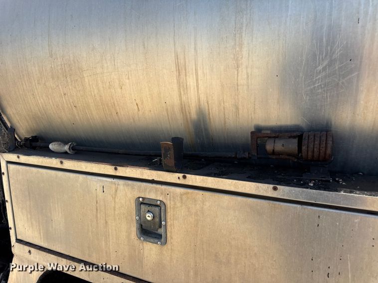 image for item DO2313 2007 International 7400 oil distributor truck