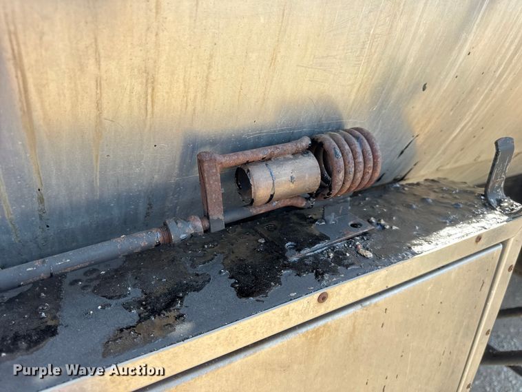 image for item DO2313 2007 International 7400 oil distributor truck