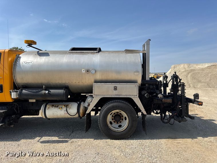 image for item DO2313 2007 International 7400 oil distributor truck