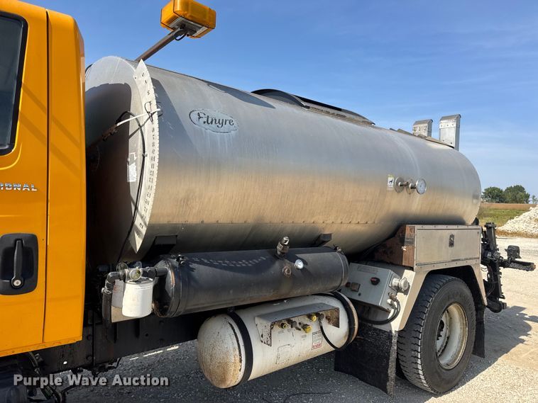 image for item DO2313 2007 International 7400 oil distributor truck