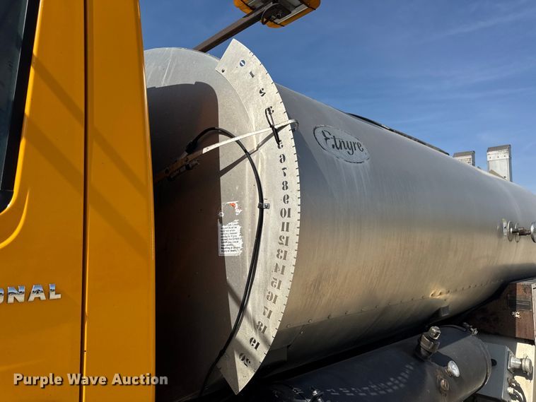 image for item DO2313 2007 International 7400 oil distributor truck