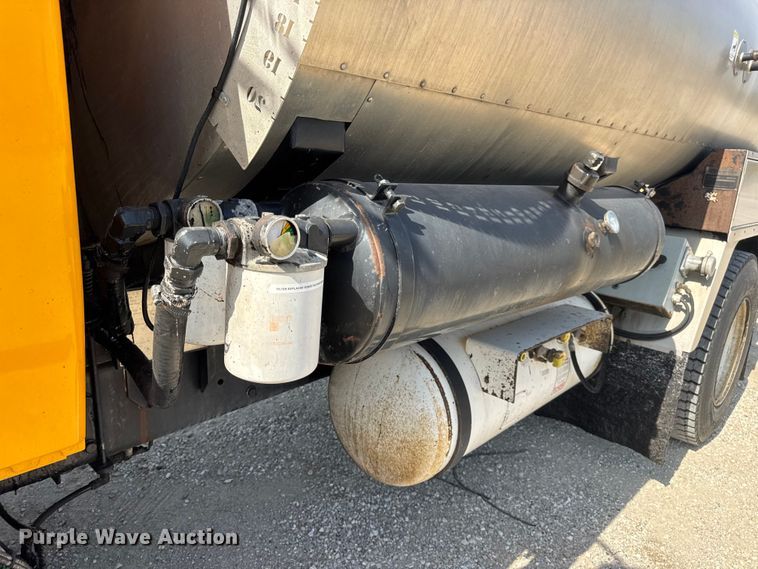 image for item DO2313 2007 International 7400 oil distributor truck