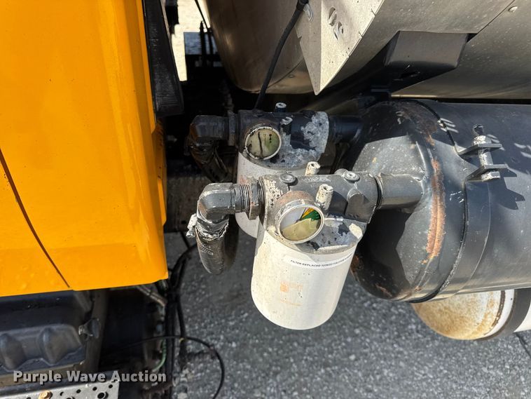 image for item DO2313 2007 International 7400 oil distributor truck