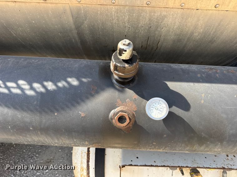 image for item DO2313 2007 International 7400 oil distributor truck