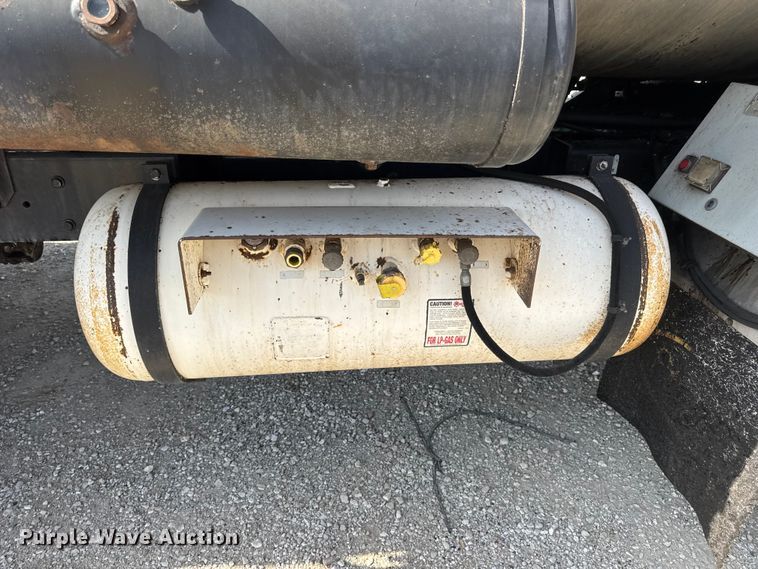 image for item DO2313 2007 International 7400 oil distributor truck