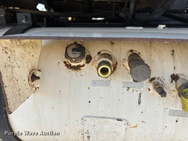 image for item DO2313 2007 International 7400 oil distributor truck