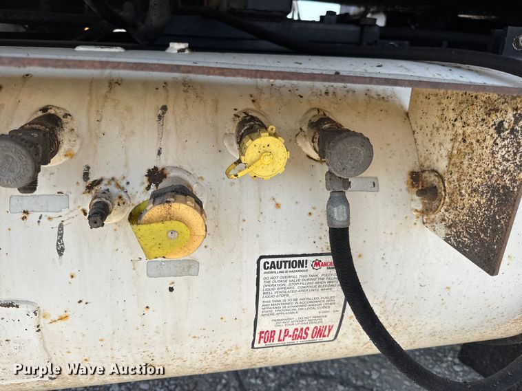 image for item DO2313 2007 International 7400 oil distributor truck