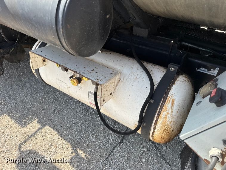 image for item DO2313 2007 International 7400 oil distributor truck