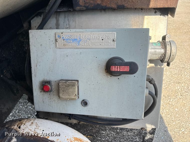 image for item DO2313 2007 International 7400 oil distributor truck