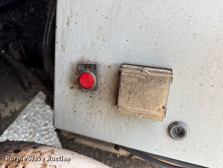 image for item DO2313 2007 International 7400 oil distributor truck