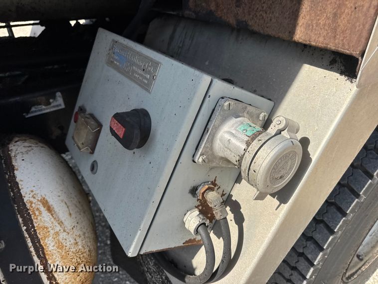 image for item DO2313 2007 International 7400 oil distributor truck