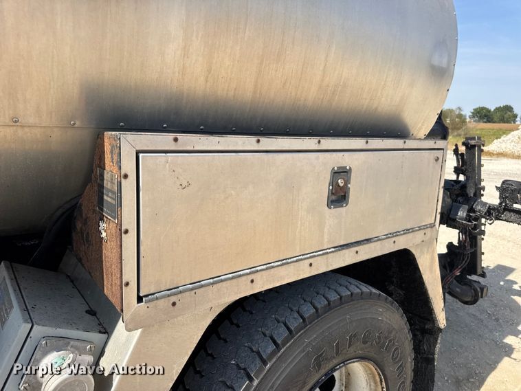 image for item DO2313 2007 International 7400 oil distributor truck