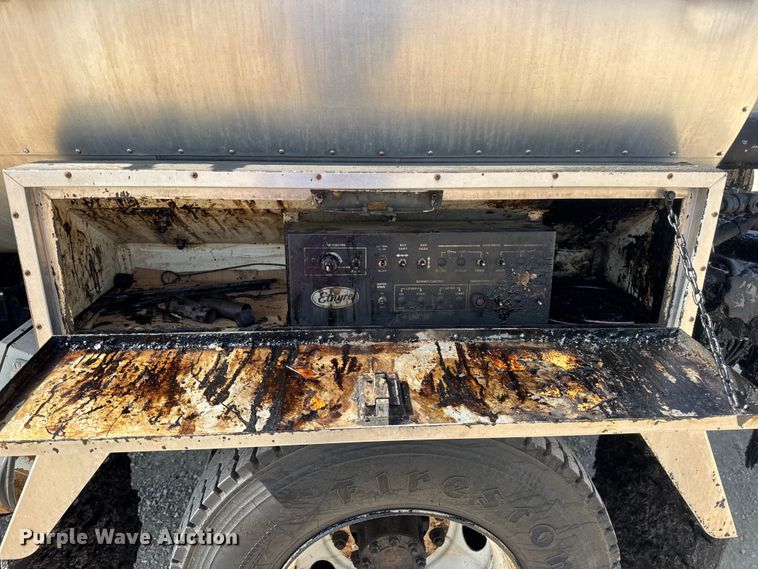 image for item DO2313 2007 International 7400 oil distributor truck