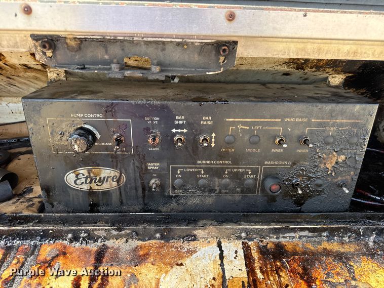 image for item DO2313 2007 International 7400 oil distributor truck