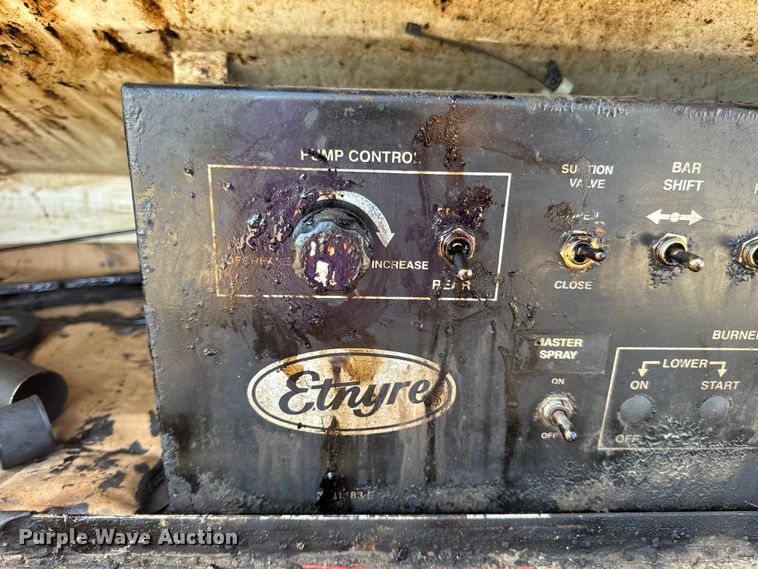 image for item DO2313 2007 International 7400 oil distributor truck