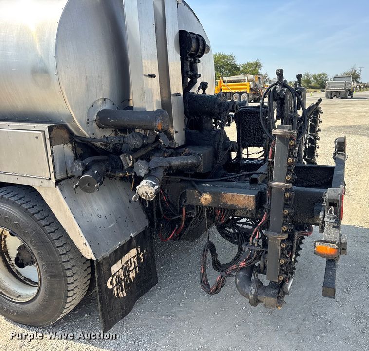 image for item DO2313 2007 International 7400 oil distributor truck